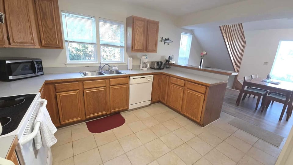 Kitchen (alternate view)