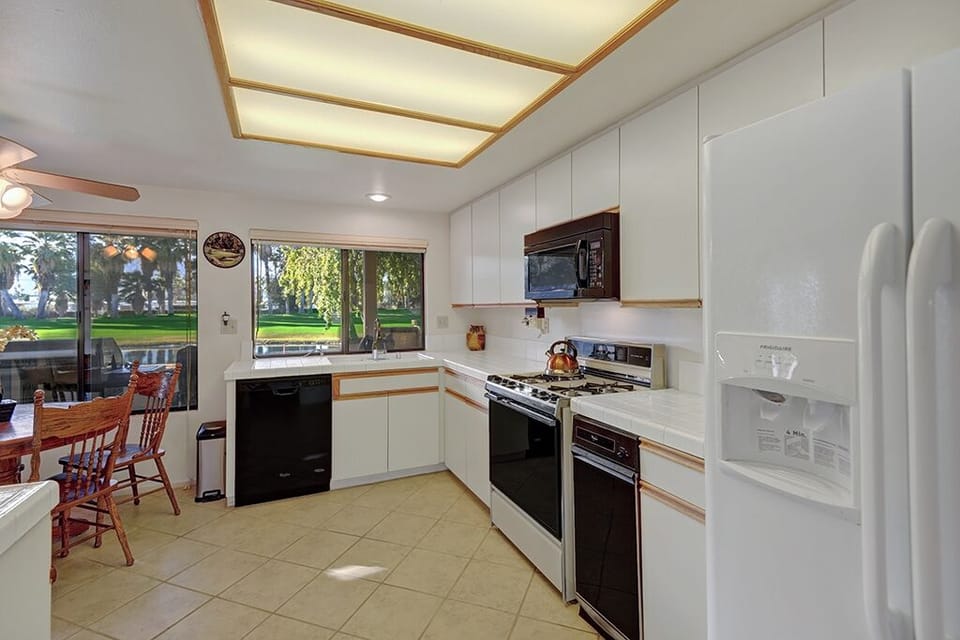 K0341 - 05 - KITCHEN mls.jpg