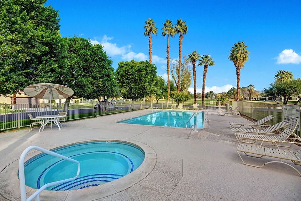 K0341 - 01 - COMMUNITY POOL mls.jpg