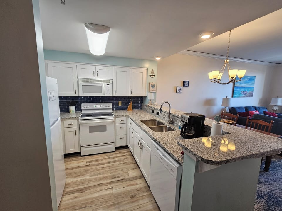 Full kitchen with beautiful granite countertops.