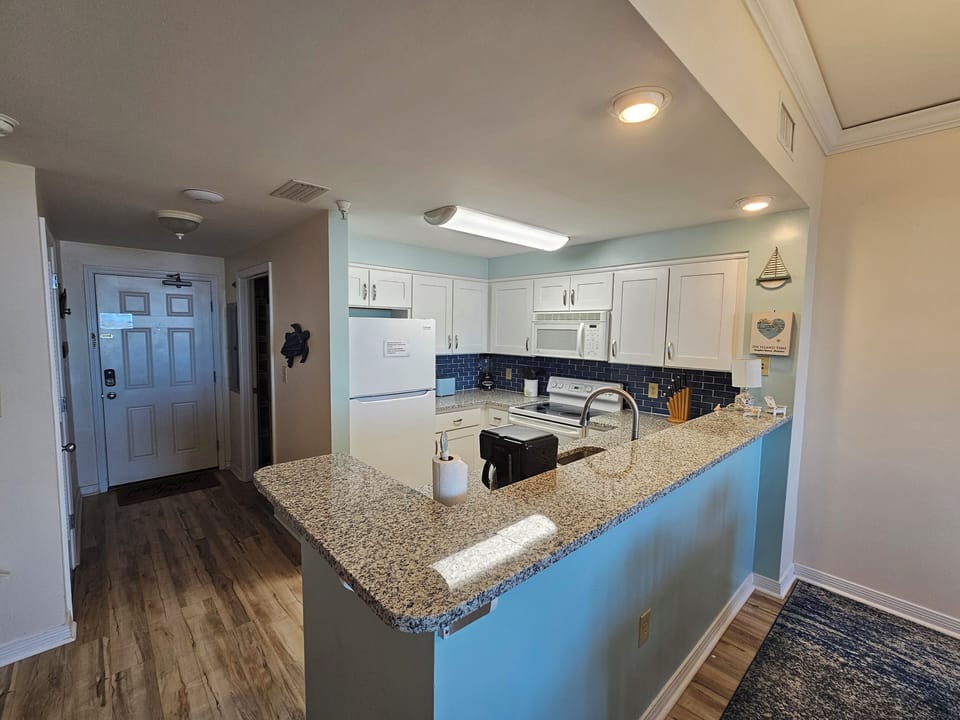 Bar to kitchen