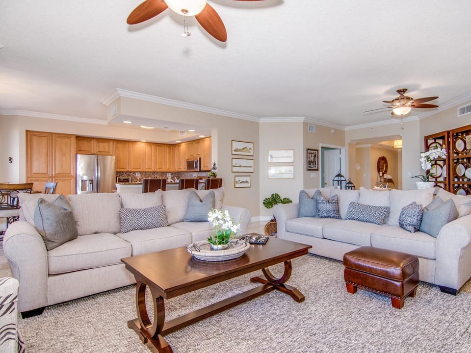 Comfortable seating for 6 to relax and enjoy the Florida sun