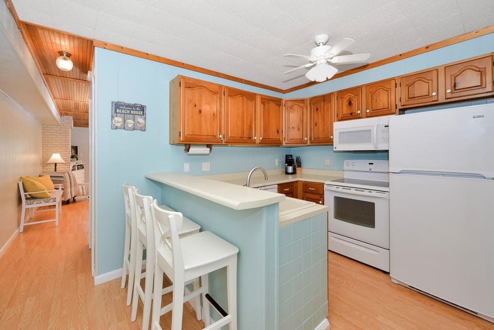 Breakfast Bar With 3 Stools