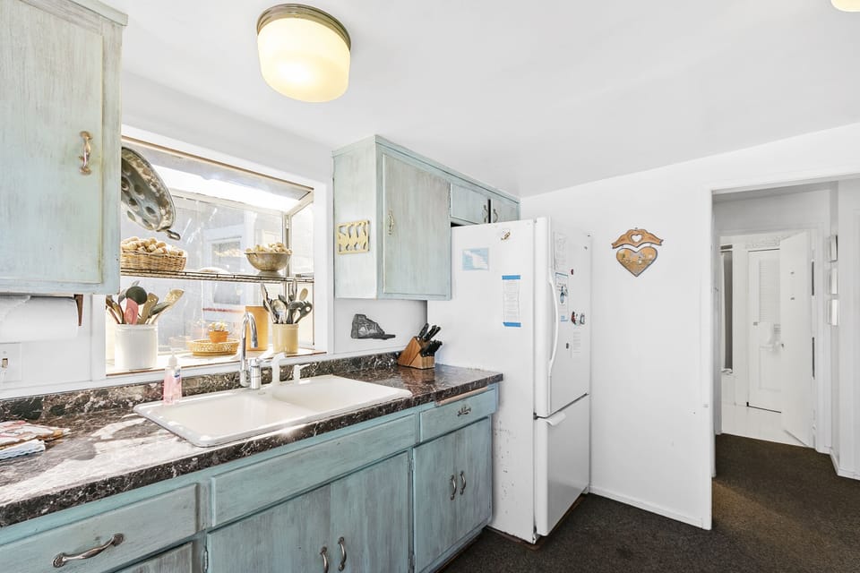 216WC - Kitchen to Back Bedroom