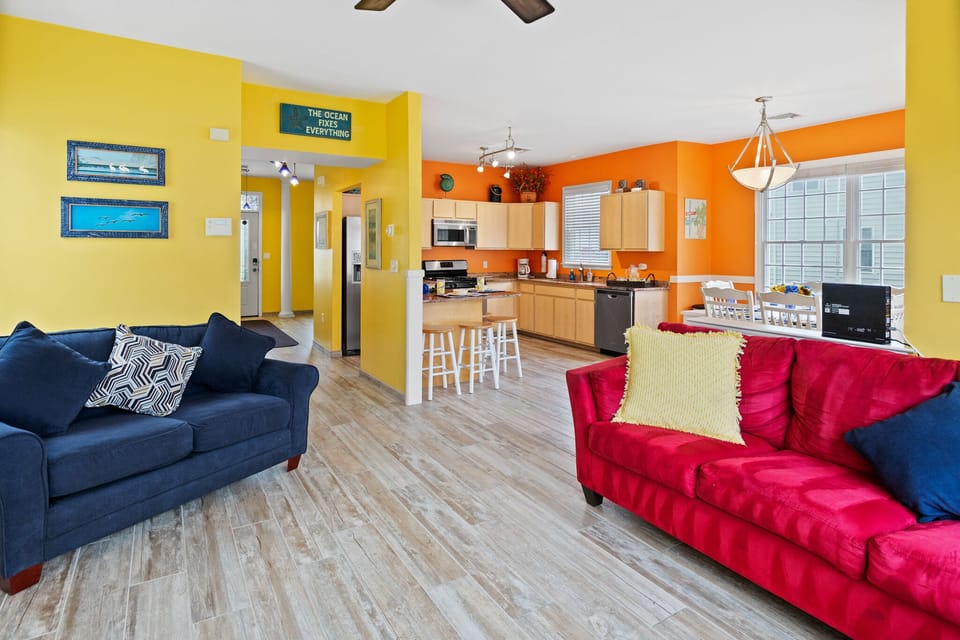 ❤️Large Living Room with Plenty of Seating, HUGE 70” LED HDTV with Free HD HBO!