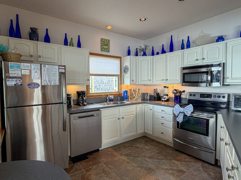 Kitchen (alternate view)