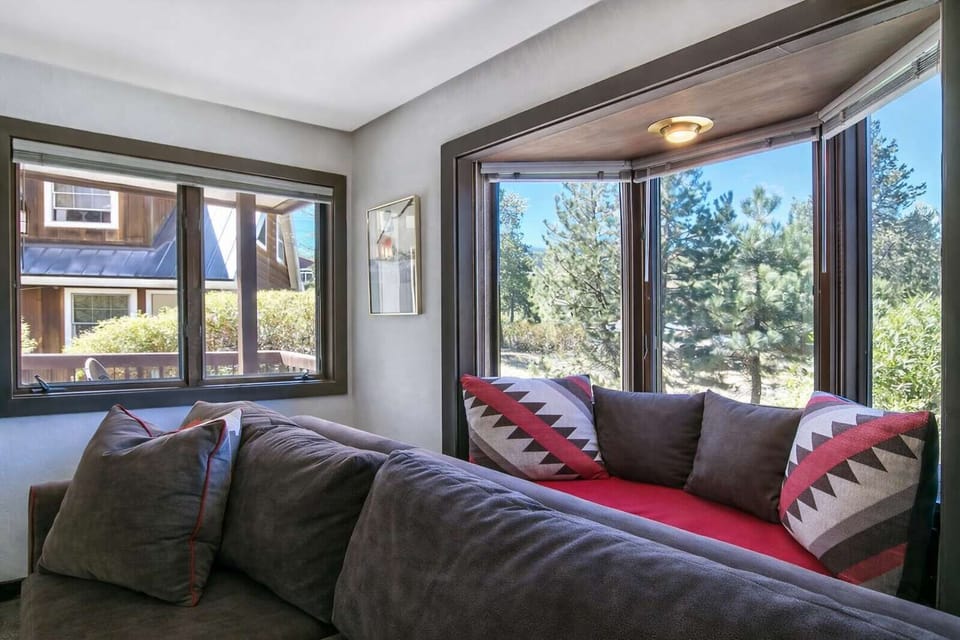 Warm & Cozy Squaw Valley Condo close to Ski Resort Apartment in Palisades Tahoe (Olympic Valley)