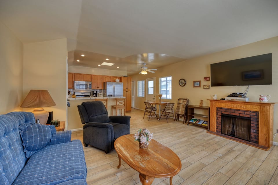 317CE - Living Area to Kitchen