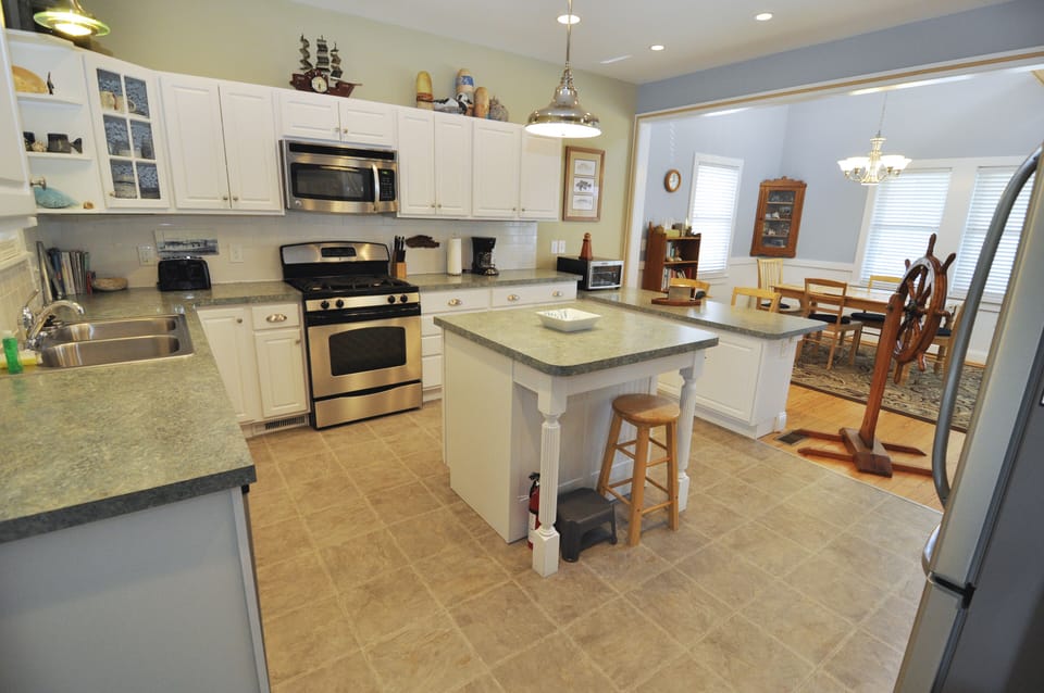 Kitchen (alternate view)