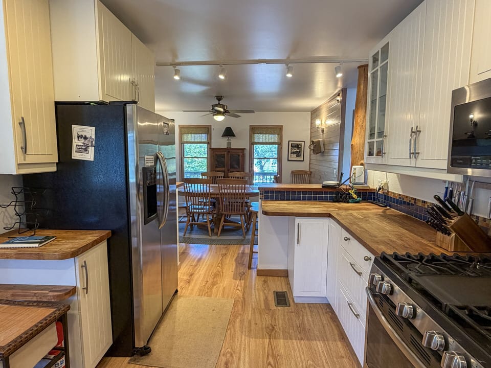 Kitchen (alternate view)