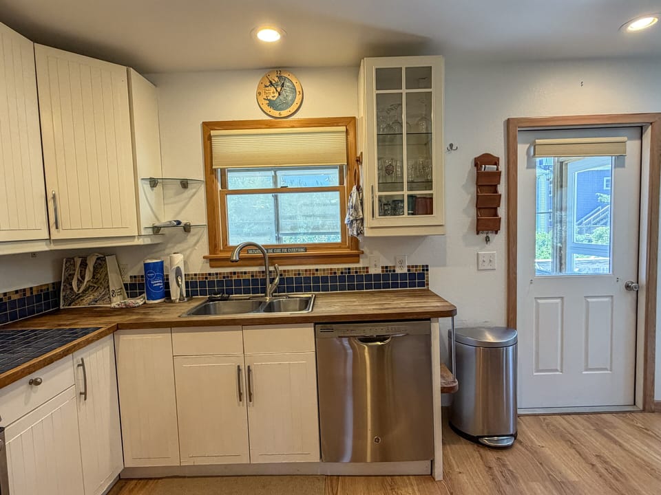 Kitchen (alternate view)