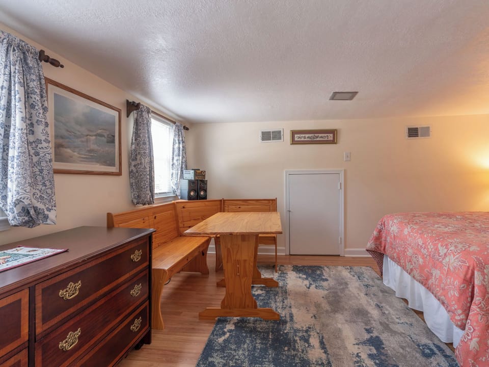 Queen Bedroom (Alternate View)