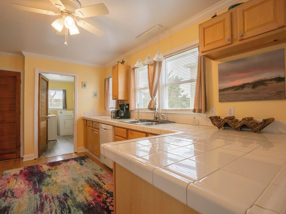 Kitchen (alternate view)