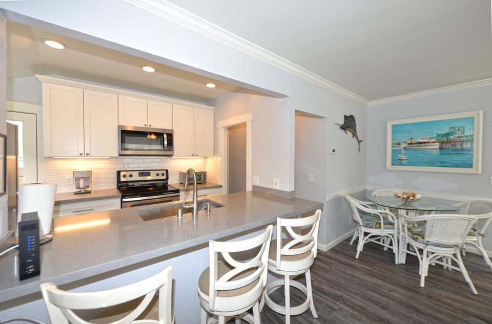 323CE - Living Area Bar & Dining.jpg