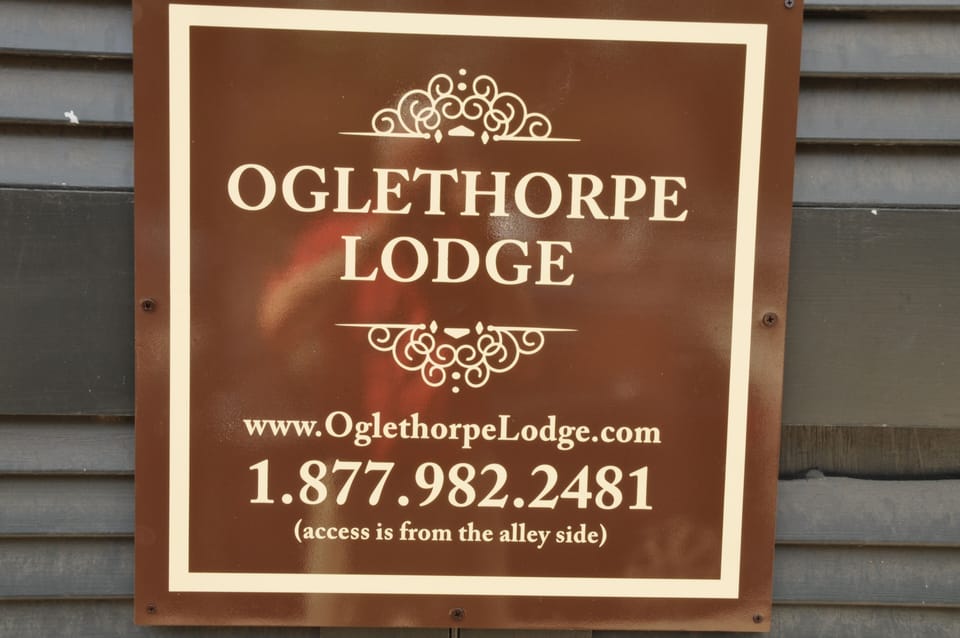 Sign facing Bay Street directing guests to the back. Lodge secured with E-locks 