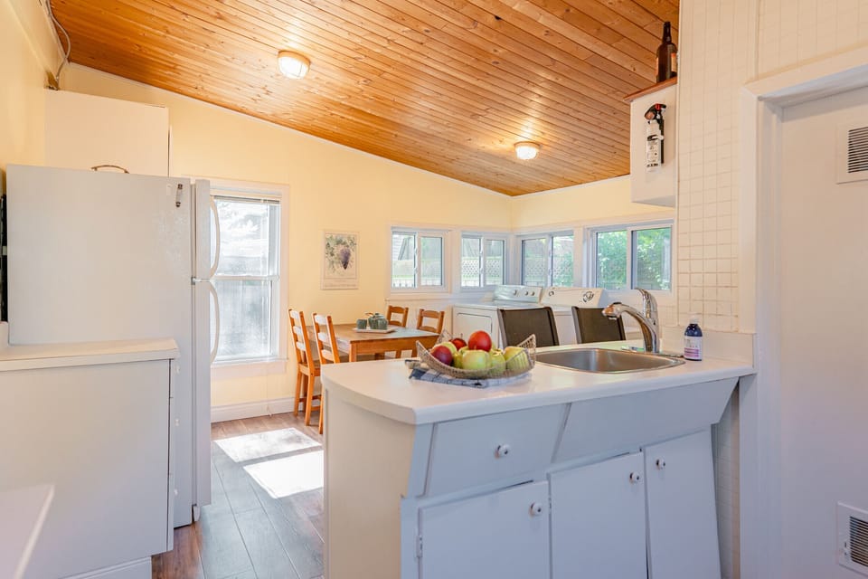 Eat-in kitchen - Dreamweaver Cottage - Niagara-on-the-Lake