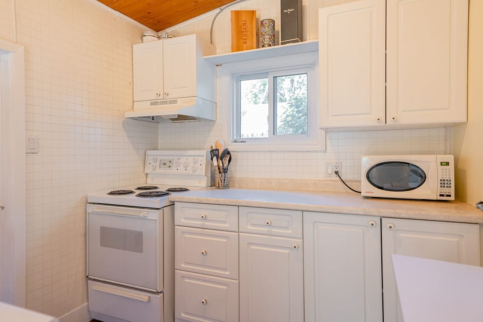 Kitchen - Dreamweaver Cottage - Niagara-on-the-Lake
