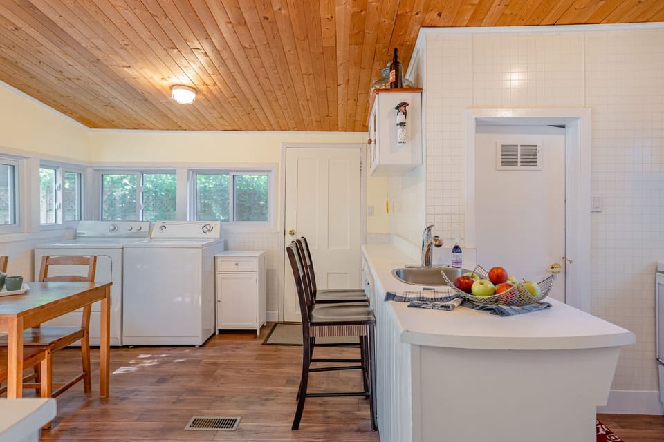 Open kitchen, eating area, breakfast bar and laundry - Dreamweaver Cottage - Niagara-on-the-Lake