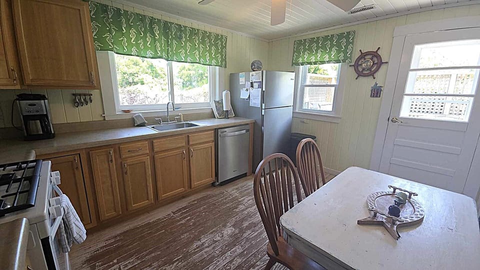 Kitchen (alternate view)
