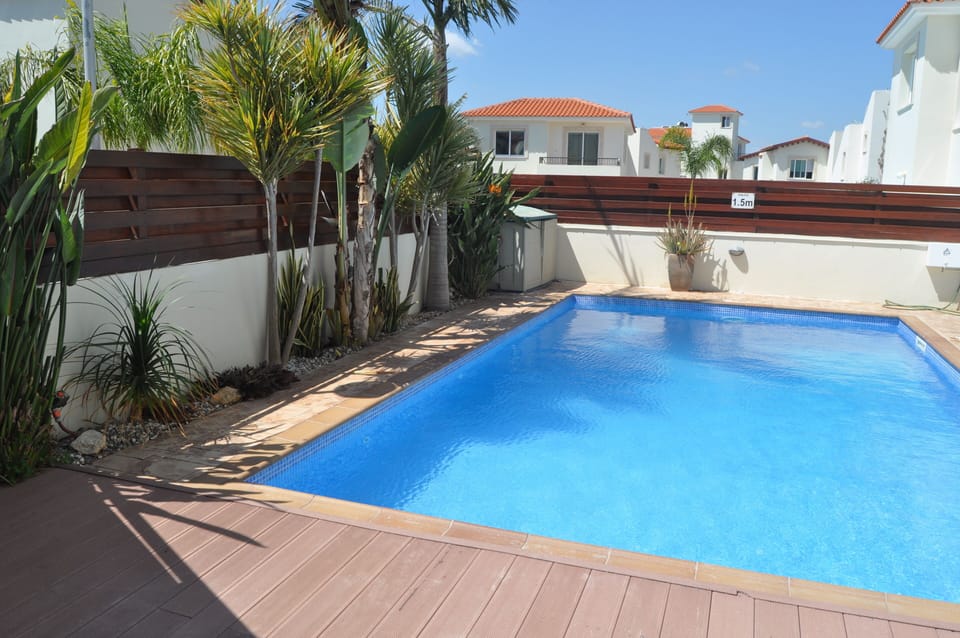 Pool- all day sunny