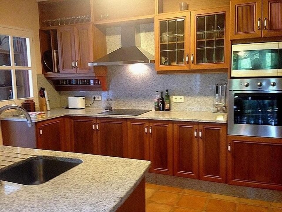 Fully fitted kitchen