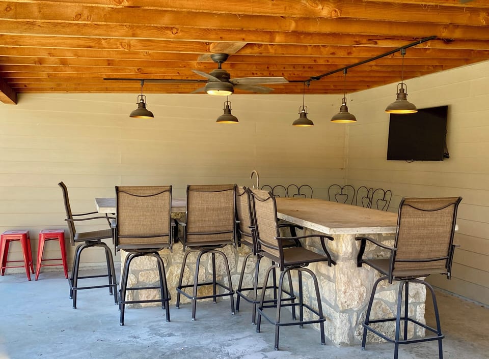 Casa Floerke - POOLSIDE BAR, SINK, FRIG, TV, BATHROOM.