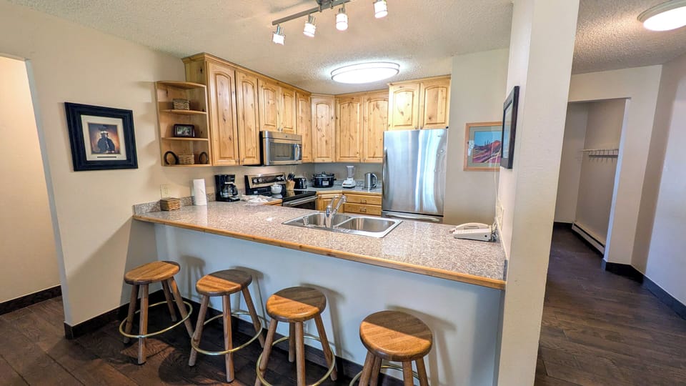 Beaver Creek West Condo J-1 kitchen with breakfast bar
