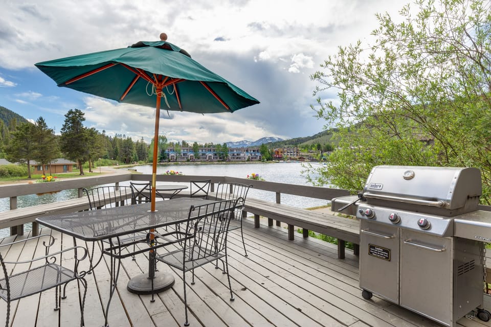 East Lake Pool & Clubhouse for our guests. 2 minute walk from our door. 