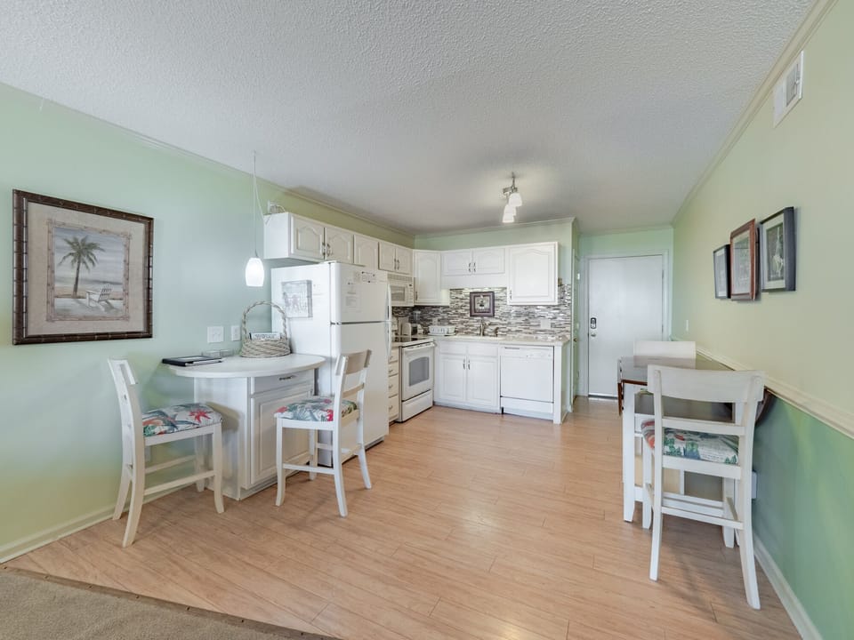 Kitchen & Dining