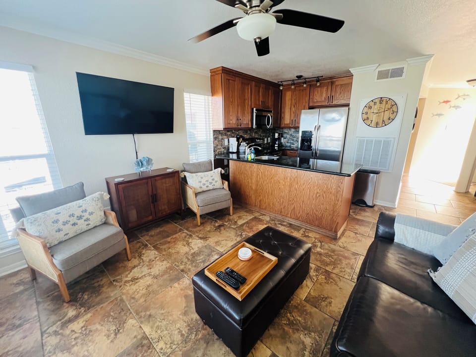Living Room/Kitchen 