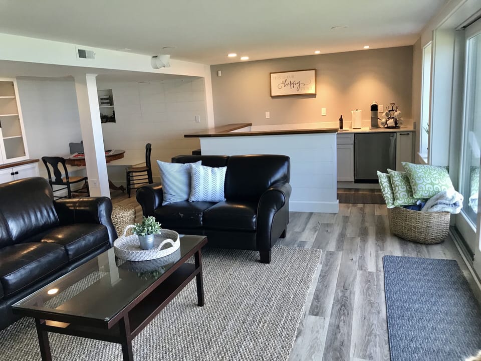Kitchen and full bar area to enjoy in the newly renovated basement 