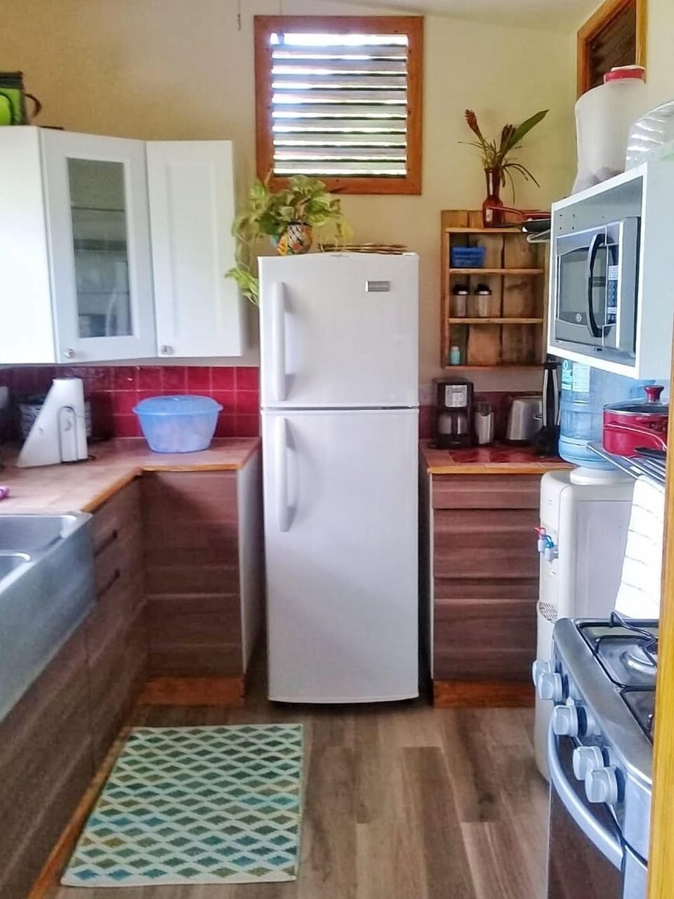 The modern full kitchen with Piton views is a great space for making meals.