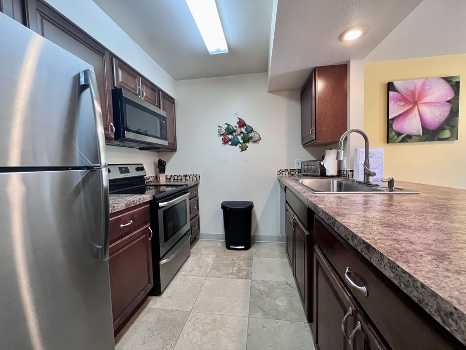 Tropical vibes in modern convenience blends seamlessly in this well-designed kitchen.