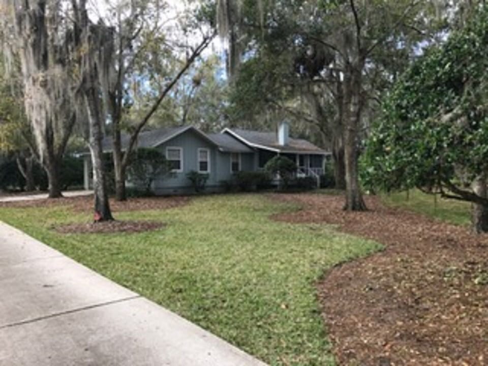 Image of house as you enter driveway