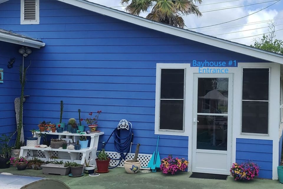 Coastal Cottage Bay House  Deluxe Studio APT A - Entrance
