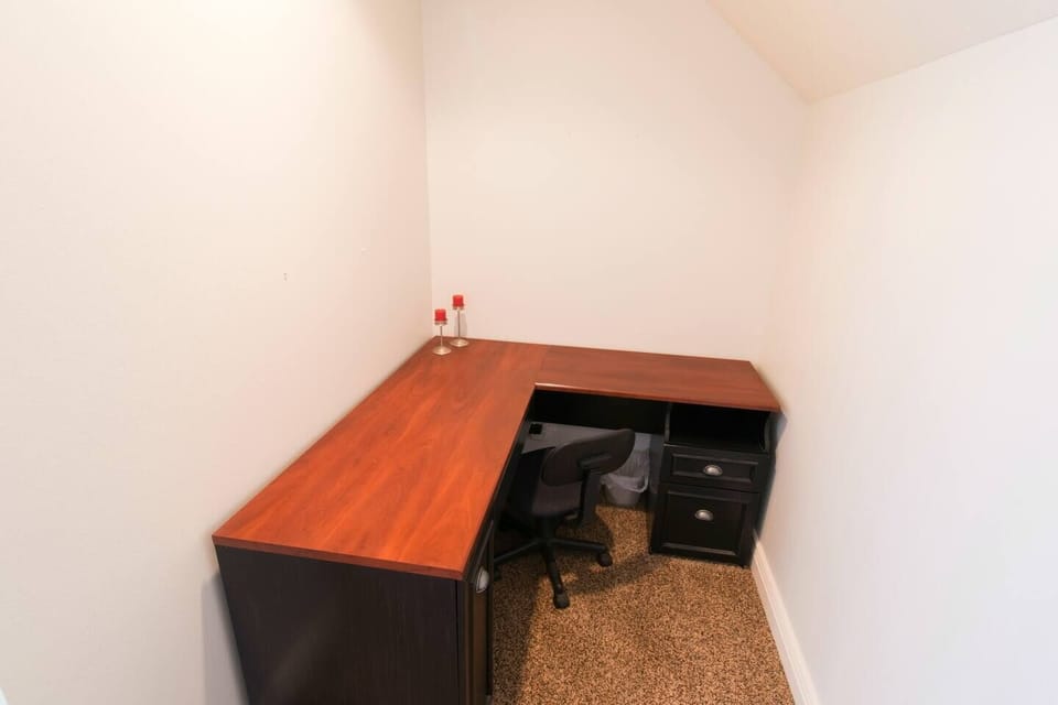 Need a private space to get a little work done between skiing excursions? You'll have plenty of desk space to hook up a laptop and answer emails.