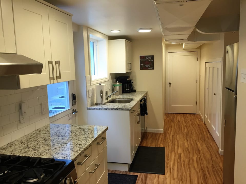 Full kitchen with gas stove/oven