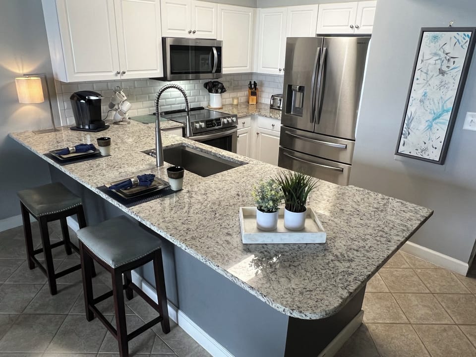 Kitchen remodeled with all new appliances. Filtered cold water in sink & fridge.