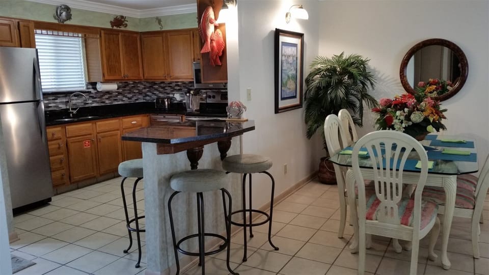 Beautiful Dining Area with Ample Seating - Beautiful Dining Area with Ample Seating