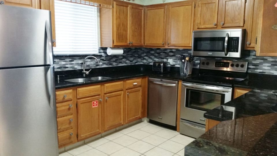 Extensively Equipped Kitchen - Extensively Equipped Kitchen