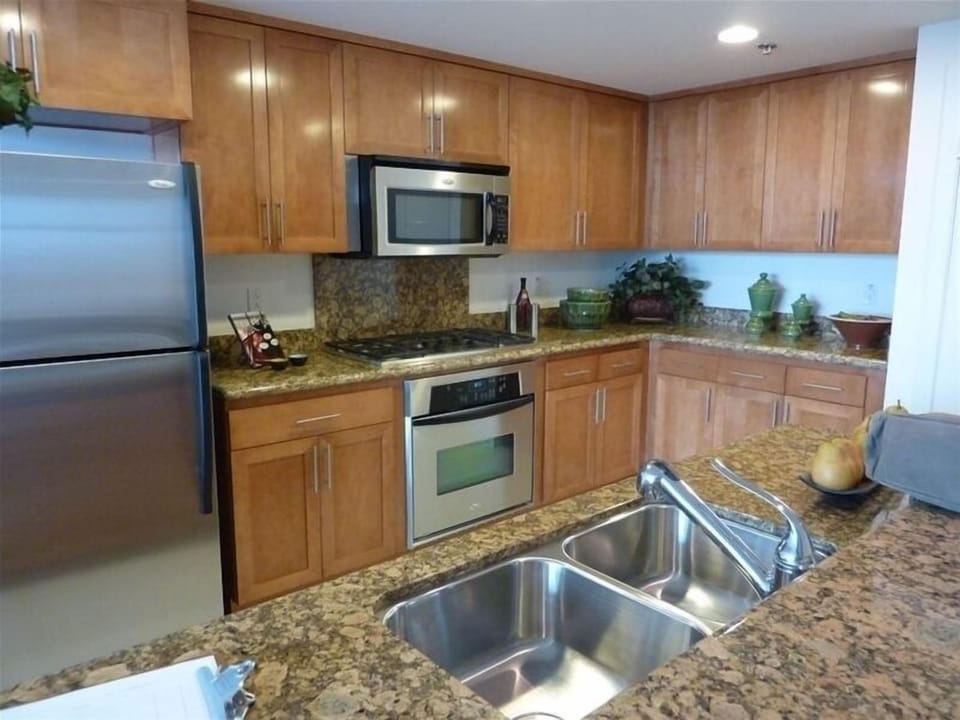 Wonderfully appointed gas kitchen with granite countertops and stainless steel