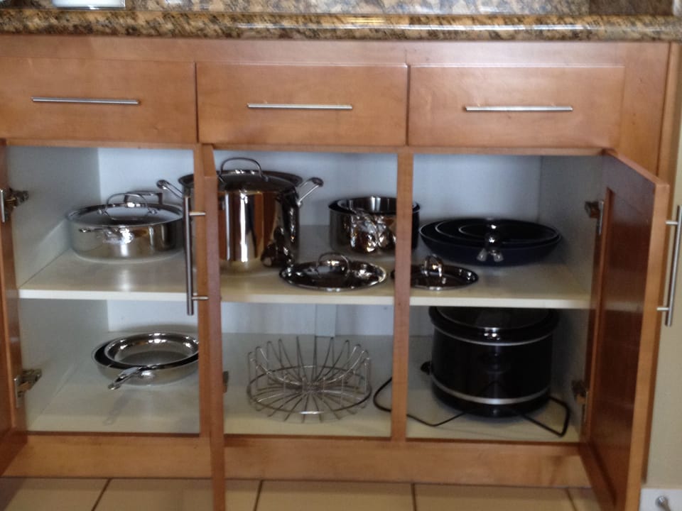 Fully equipped kitchen with pots and pans/pantry/all large and small appliances.