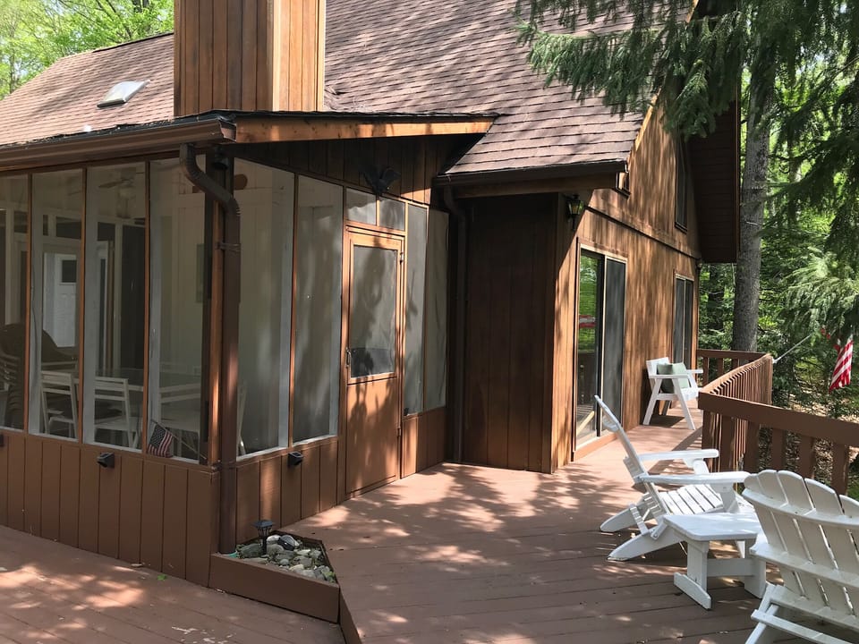 Screened room with fan/lights with seating for six. Front white seats face lake.