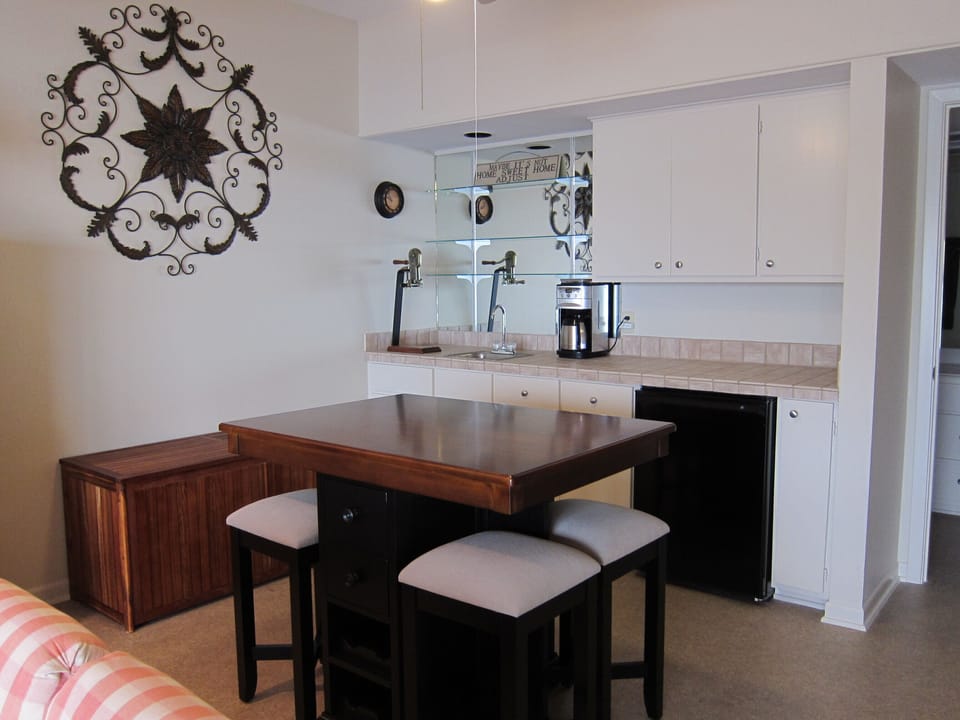 Downstairs (lake level) wet bar with drink fridge and pub table/stools.