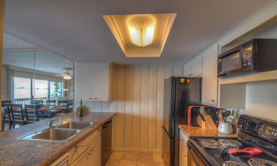 Fully equipped kitchen w/granite counters, large fridge & separate ice machine