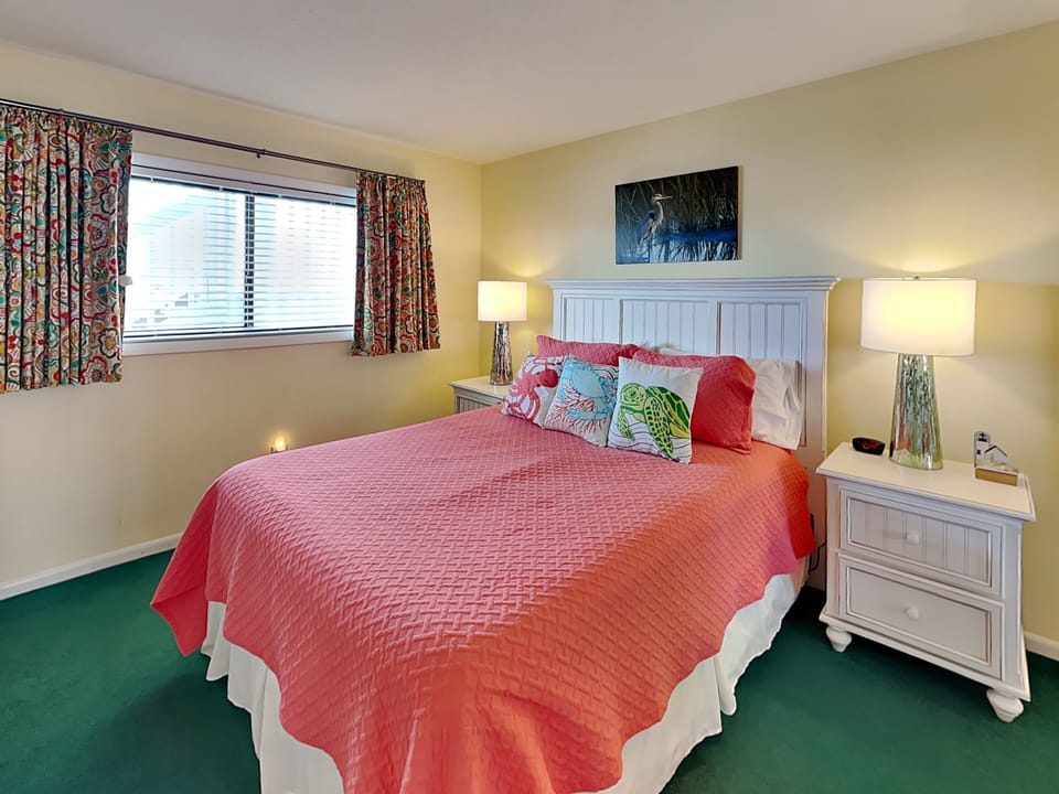 Primary Bedroom - Queen Bed, TV