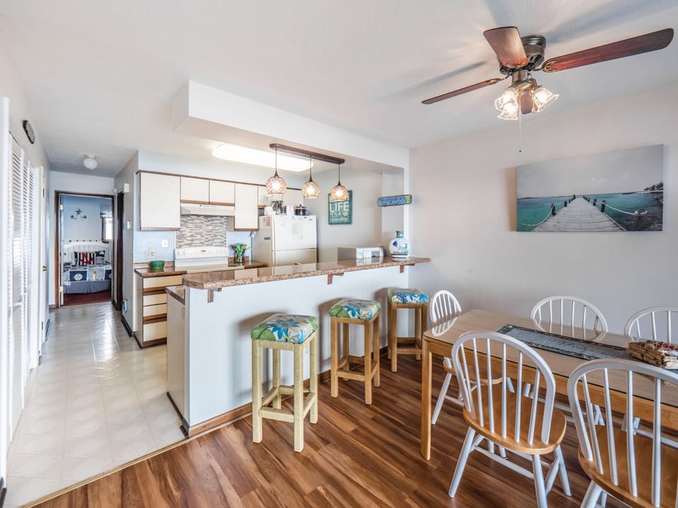 Kitchen & Dining