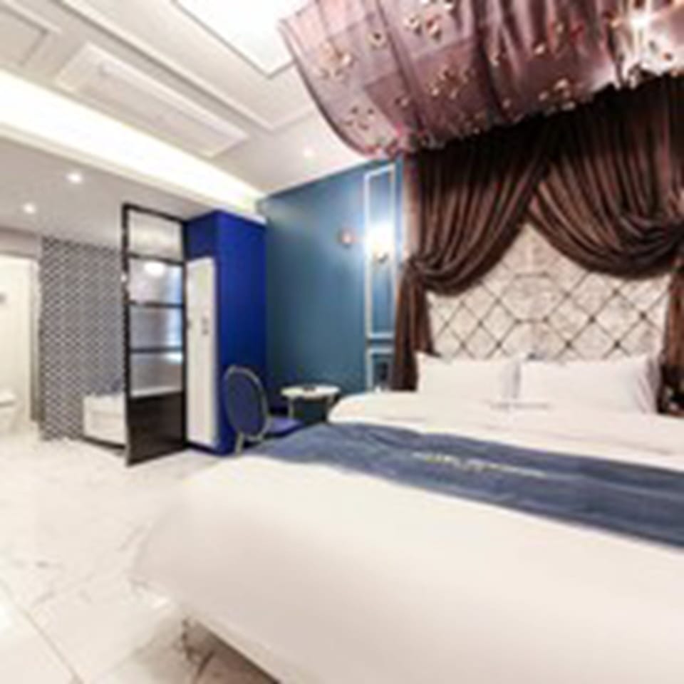 Standard Double Room | Individually decorated, individually furnished, blackout drapes