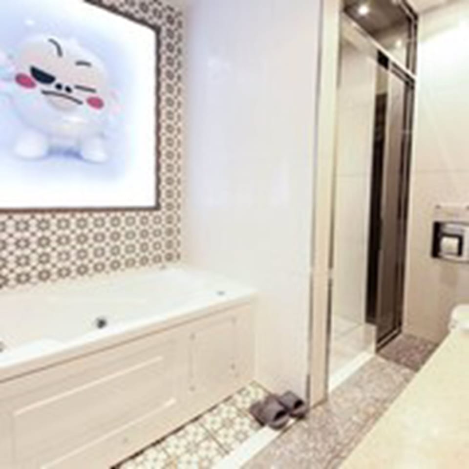 Signature Double Room | Bathroom | Separate tub and shower, deep soaking tub, free toiletries, hair dryer