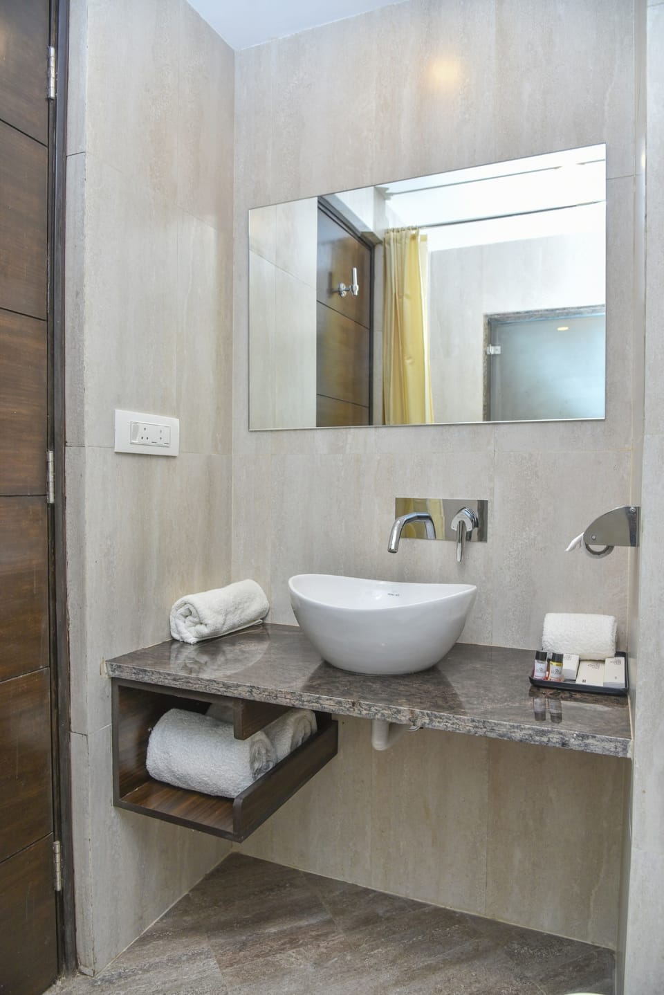 Superior Twin Room, 1 Bedroom | Bathroom | Shower, free toiletries, hair dryer, slippers